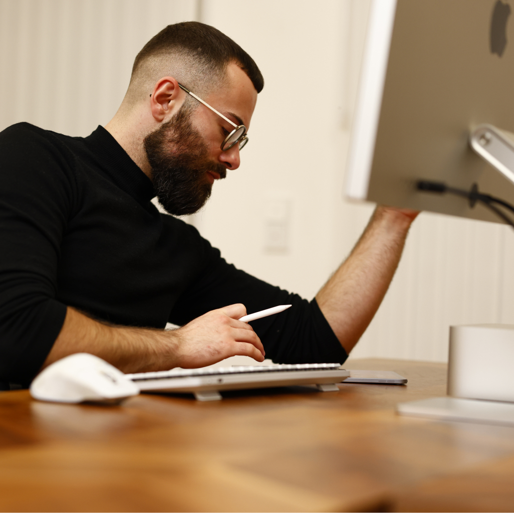 Andreas arbeiten mit dem Ipad.